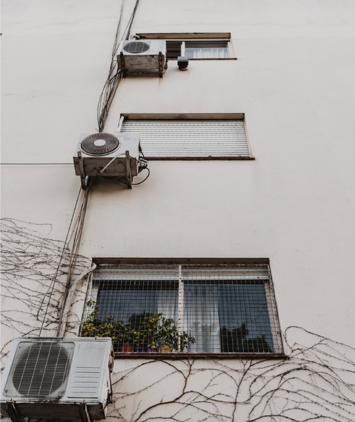 Unités extérieures de climatisation installées sur une façade